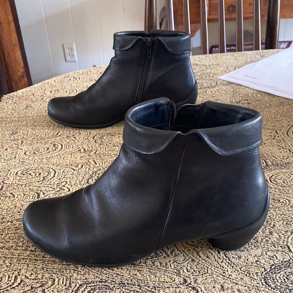 Very cute and comfortable Ecco black bootie. - Picture 10 of 10